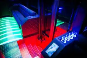 Innenansicht des The Black Bus Partybus in München mit LEDs und Getränken