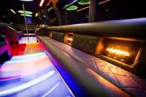 Bunte LED-Deckenbeleuchtung und gemütliche Lounge-Sitze im Innenraum des Partybusses in München - ideal für einen unvergesslichen Junggesellenabschied