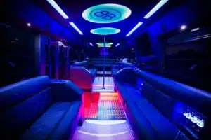 Innenansicht mit Blick auf die Bord-Bar und das professionelle Soundsystem im Partybus München. Perfekt abgestimmtes Light-Show-System für Club-Feeling
