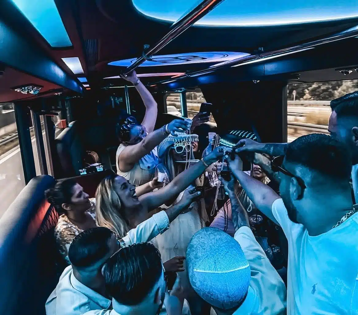 geburtstage-muenchen-partybus-innenansicht Unvergessliche Geburtstage feiern im The Black Bus Partybus München