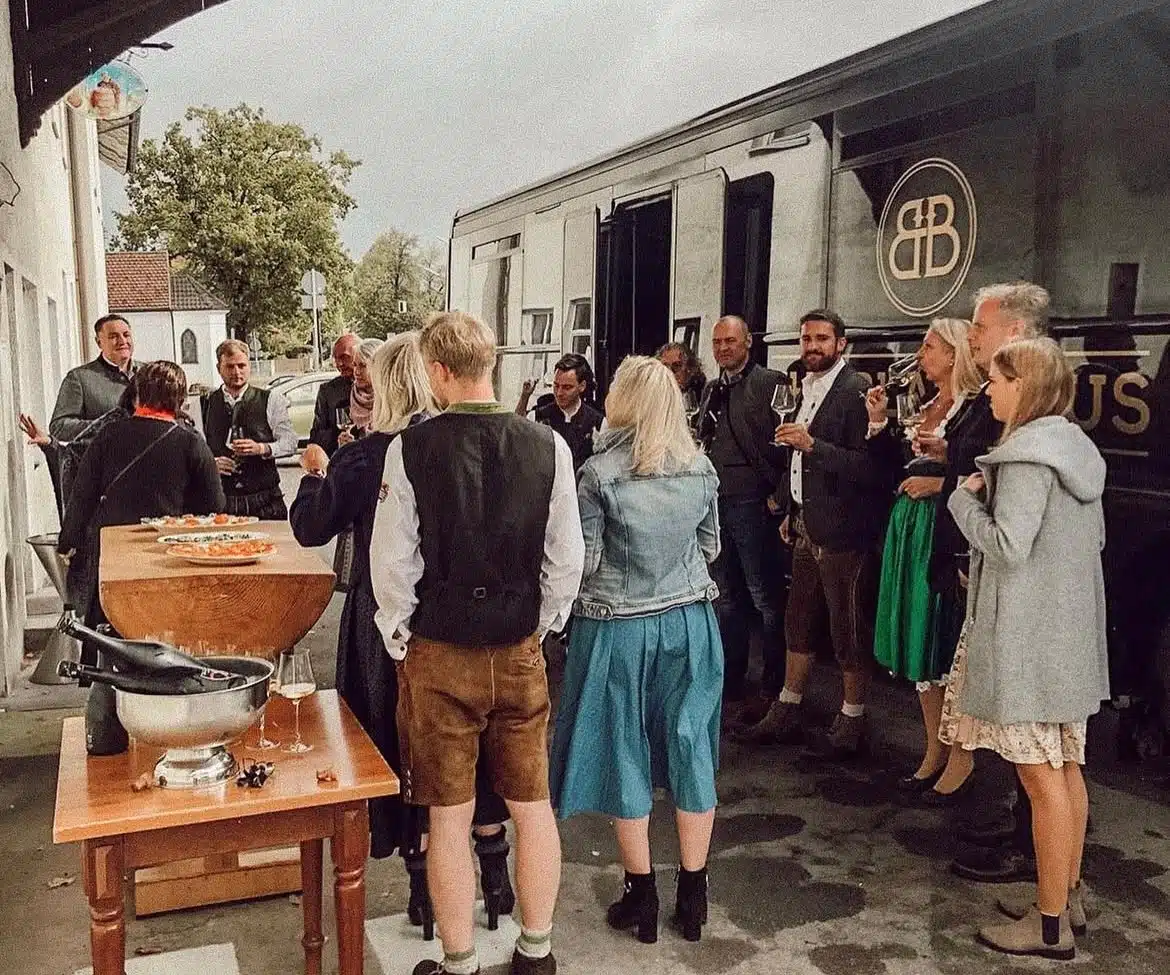 firmenfeier-hochzeit-black-bus-partybus Unvergessliche Firmenfeiern und Hochzeiten im Black Bus Partybus München