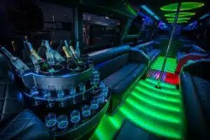Innenausstattung des Black Bus Partybus mit Bar, LED und Pole-Stange