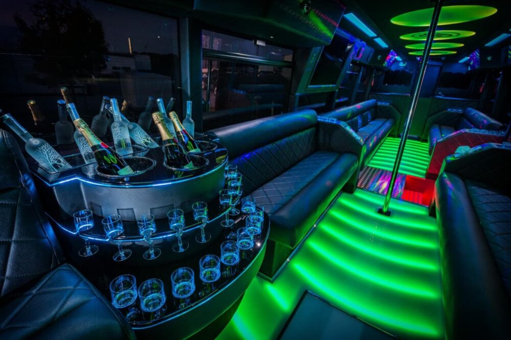 innenausstattung-black-bus-partybus-bar-led-pole Innenausstattung des Black Bus Partybus mit Bar, LED und Pole-Stange